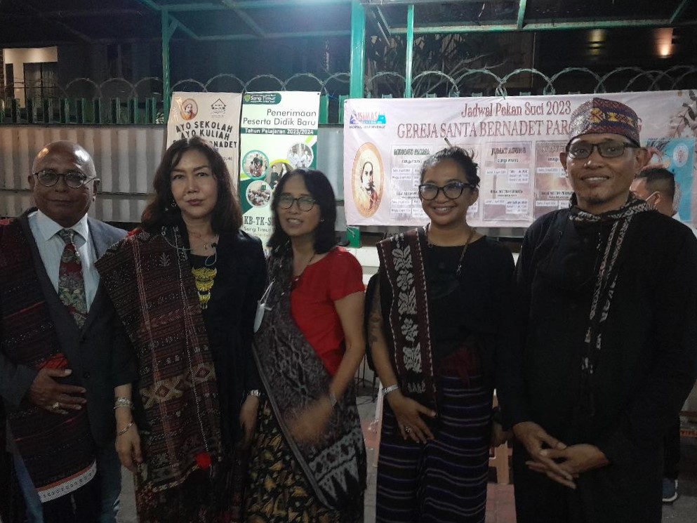 Petugas persembahan BATAK PAKAI (2)